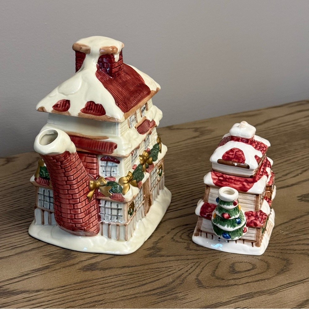 Fitz and Floyd Dickens Christmas Village Windsor Teapot and Creamer - Picture 2 of 11